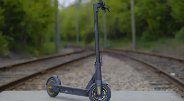Trottinette Ninebot G30 Max sur des rails. Le bon **pression pneu Ninebot G30 Max** assure une conduite optimale.
