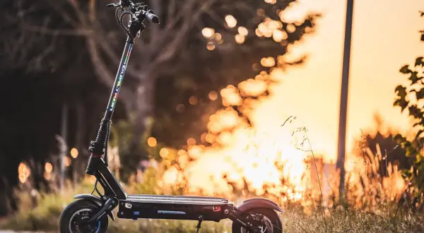 Trottinette électrique Dualtron Victor Luxury, prête pour une balade au coucher du soleil.