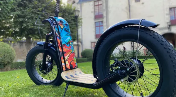 Trottinette électrique au design audacieux, avec une roue arrière imposante. Le prix de la roue de trottinette électrique est un facteur clé pour cet achat.