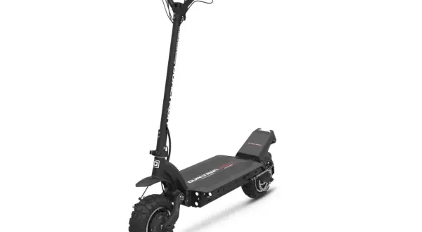 Trottinette électrique noire Dualtron, prête pour l'aventure avec son double moteur puissant.
