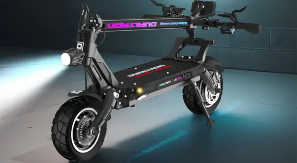 Trottinette électrique noire DUALTRON VICTOR LIMITED, un modèle victor luxury plus, avec éclairage LED et pneus tout-terrain.