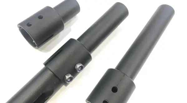 Pièces métalliques noires, dont un adaptateur potence Dualtron, sur fond blanc.
