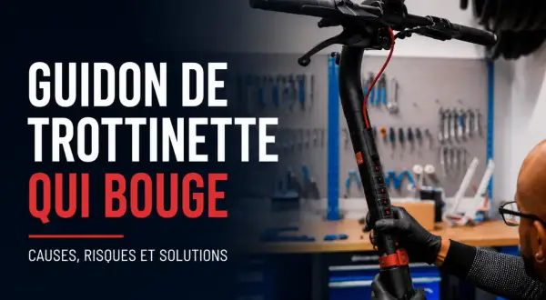 Un homme en gants noirs ajuste le guidon de trottinette électrique qui bouge. L'atelier est visible en arrière-plan.