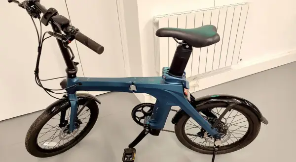 Vélo pliant bleu, le Fiido X v2, prêt pour l'aventure urbaine.