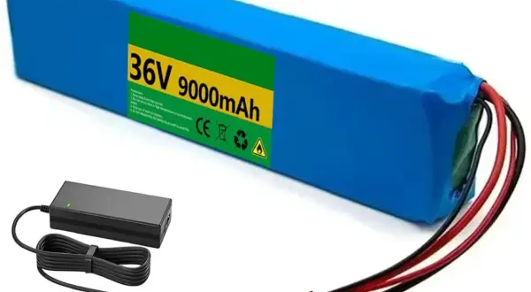 Batterie externe trottinette électrique 36v 9000mAh bleue, avec chargeur et connecteur.