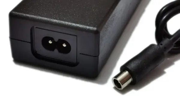 Chargeur Xiaomi Essential noir, avec prise secteur et connecteur de sortie.