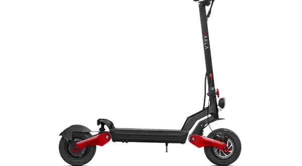Trottinette électrique noire et rouge, avec un guidon haut et des roues de taille standard.