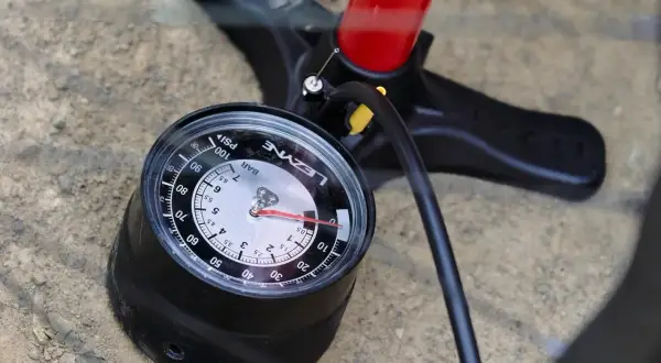 Manomètre de pompe VTT affichant la pression pneu tubeless. Le cadran indique environ 30 PSI.