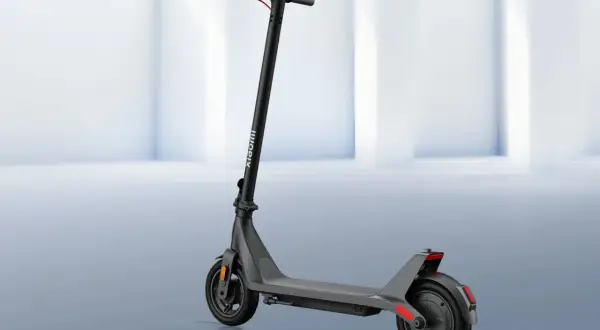 Trottinette électrique Xiaomi Pro, grise, avec guidon noir et logo blanc. Idéale pour vos déplacements urbains.