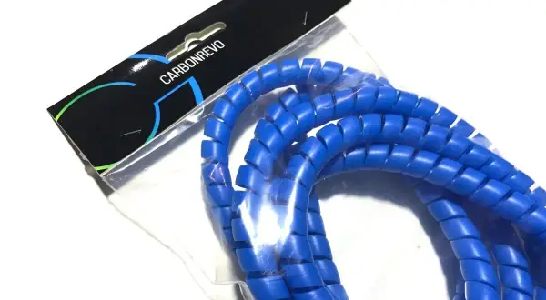 Protèges câbles bleus en spirale, emballés pour une organisation optimale.