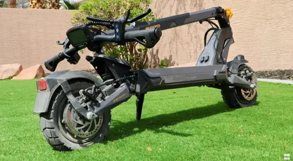 La **première trottinette électrique** de ce modèle, avec son design robuste et ses pneus tout-terrain, est prête pour l'aventure sur l'herbe synthétique.