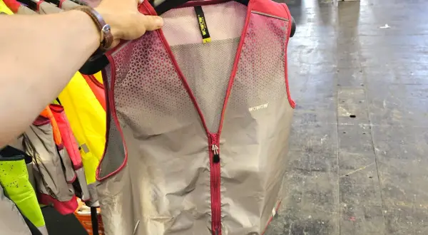 Gilet réfléchissant pour trottinette, plus sûr que le gilet jaune.