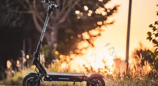 Trottinette électrique Dualtron, prête pour une balade victorienne au coucher du soleil.