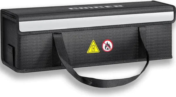 Sac de rangement noir pour batterie, avec symboles de danger et poignées.