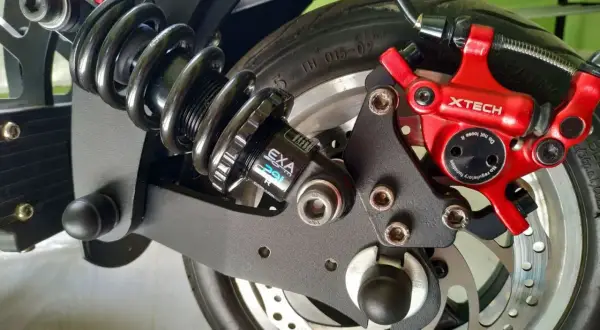 Amortisseur Speedway 5, système de freinage XTECH rouge et roue arrière d'un scooter électrique.