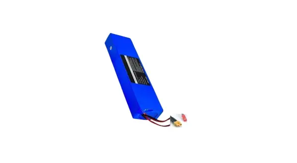 Batterie bleue pour trottinette Aovo Pro, avec câbles et connecteurs visibles.