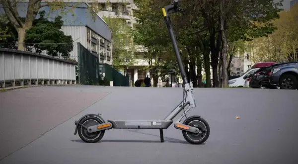 Trottinette électrique Xiaomi Pro2 grise, prête pour une balade urbaine.