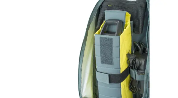 Sac de transport pour batterie vélo électrique, avec compartiments rembourrés pour la batterie et le chargeur.