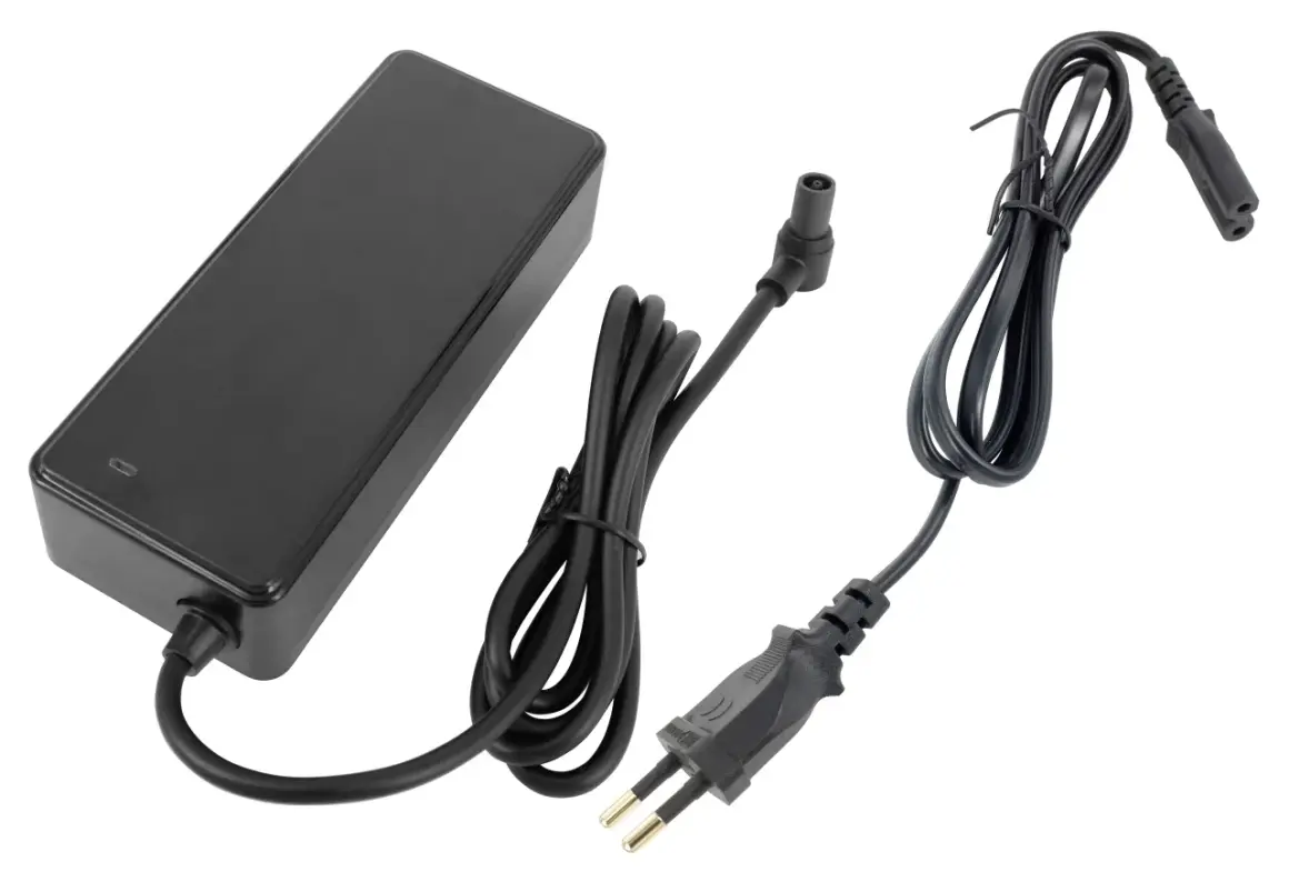 Chargeur trottinette Xiaomi noir, avec son bloc d'alimentation et ses câbles.