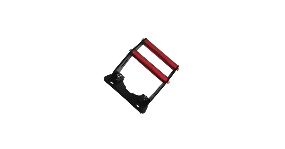 Repose pied pour trottinette électrique, en métal noir et rouge, pour plus de confort et de sécurité lors de vos trajets.