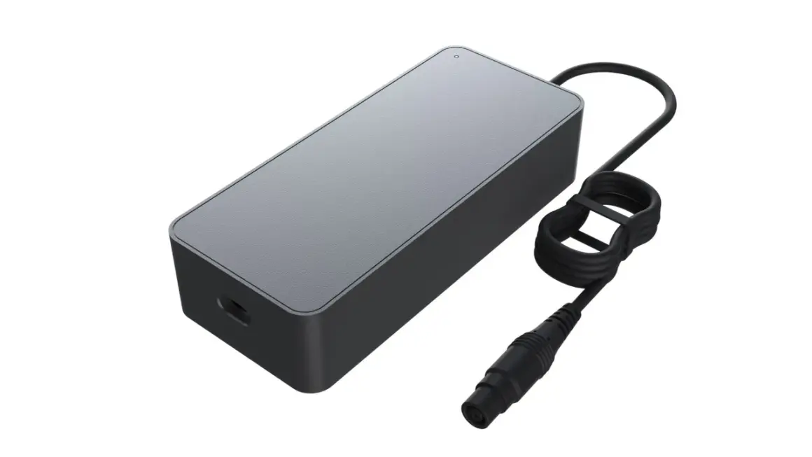 Chargeur rapide Xiaomi noir, compact et élégant, avec son câble noir enroulé.