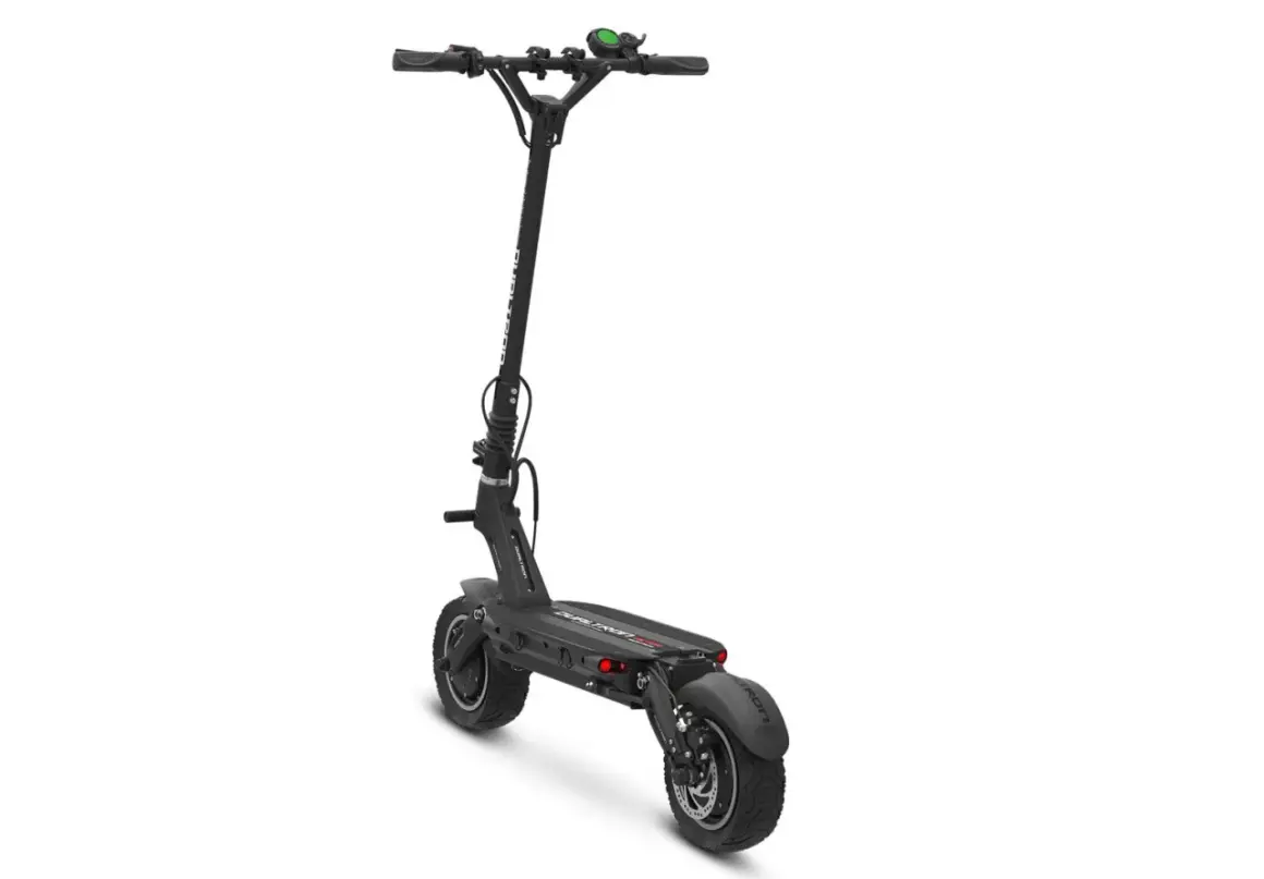Trottinette électrique noire Dualtron Victor, prête pour l'aventure. Sa batterie externe Dualtron Victor assure une autonomie prolongée.