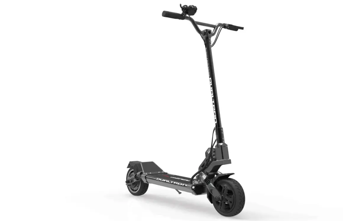 Trottinette électrique Dualtron noire, modèle d'occasion, prête pour de nouvelles aventures urbaines.