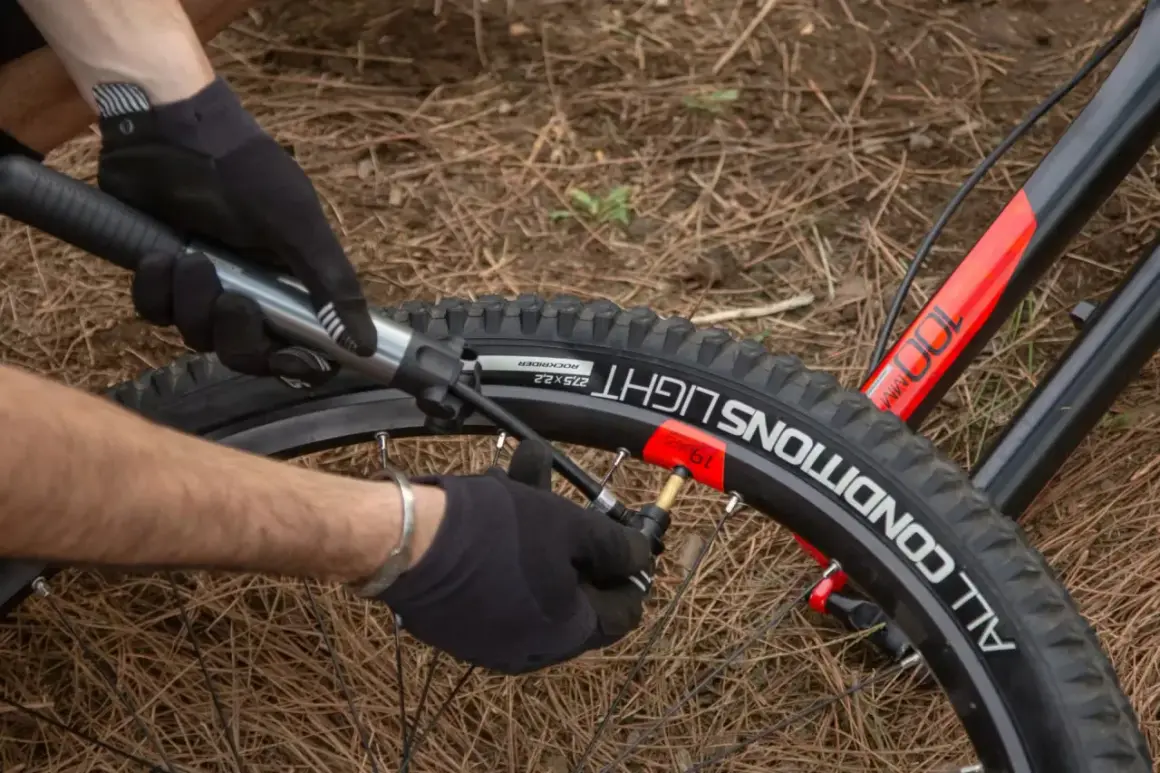 Maintenant, ajustez le **tableau pression pneu vtt 27,5** pour une sortie parfaite. Le pneu indique 19 bars.