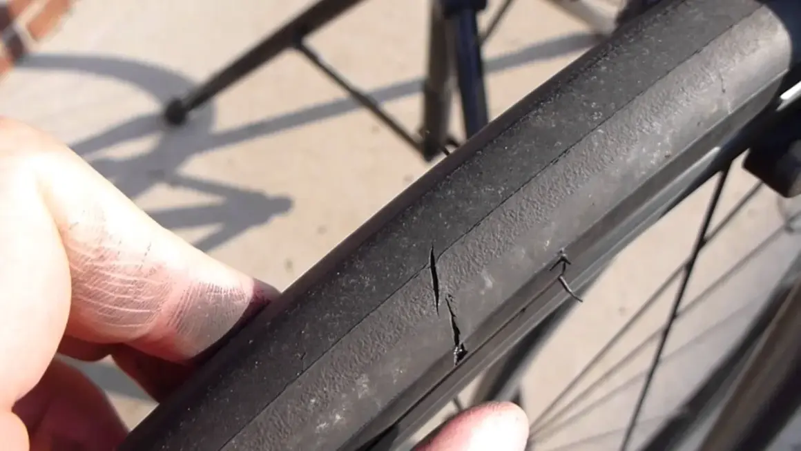 Une crevaison sur la chambre à air fat bike, une fissure béante sur le pneu noir.