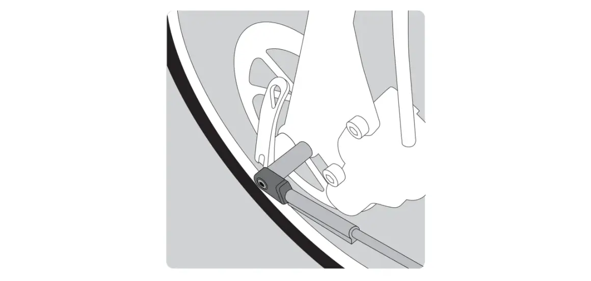 Détail d'un vélo : le support garde boue est fixé à la fourche, près de la roue.