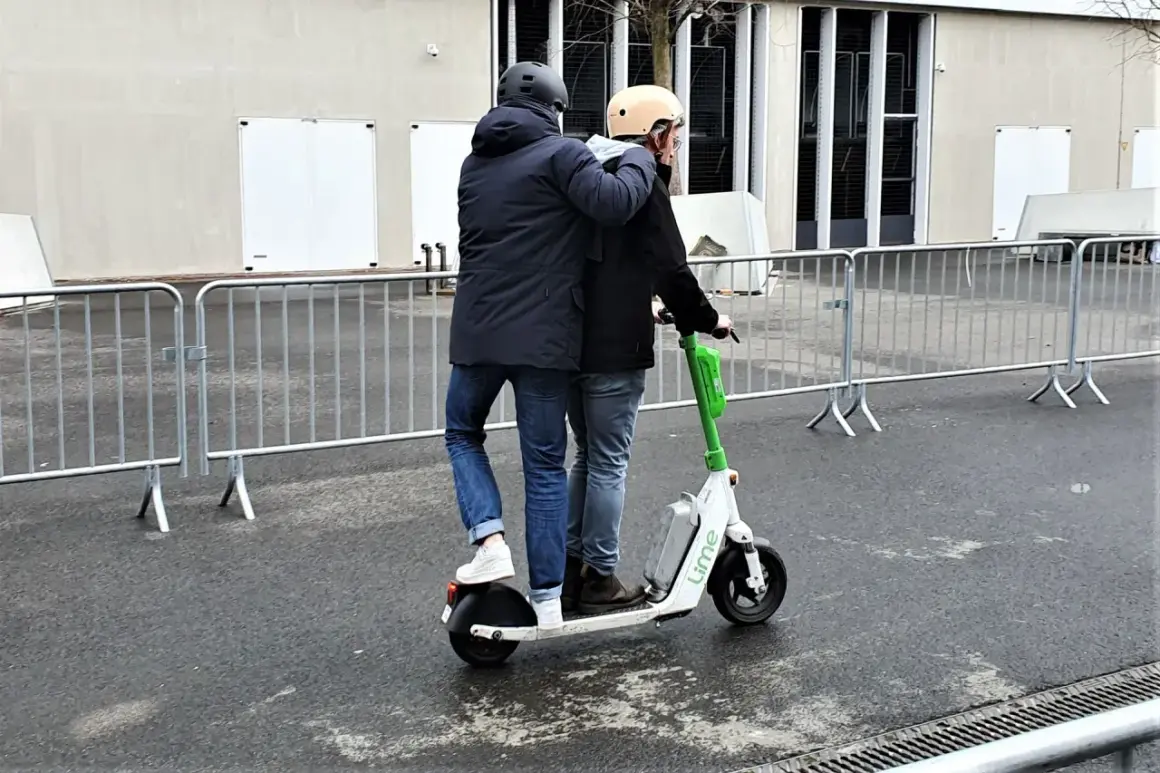 Deux personnes sur une trottinette électrique, un risque d'amende trottinette électrique à 2.
