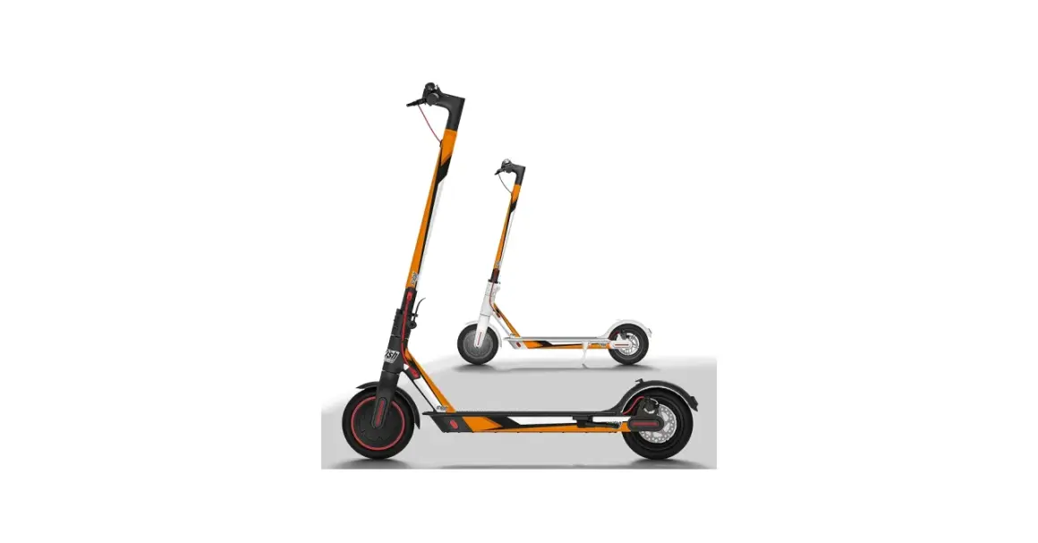 Deux trottinettes Xiaomi, une orange et blanche, l'autre blanche avec des touches orange. Un autocollant trottinette Xiaomi personnalise le design.