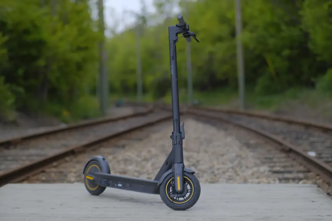 Trottinette Ninebot G30 Max sur des rails. Le bon **pression pneu Ninebot G30 Max** assure une conduite optimale.