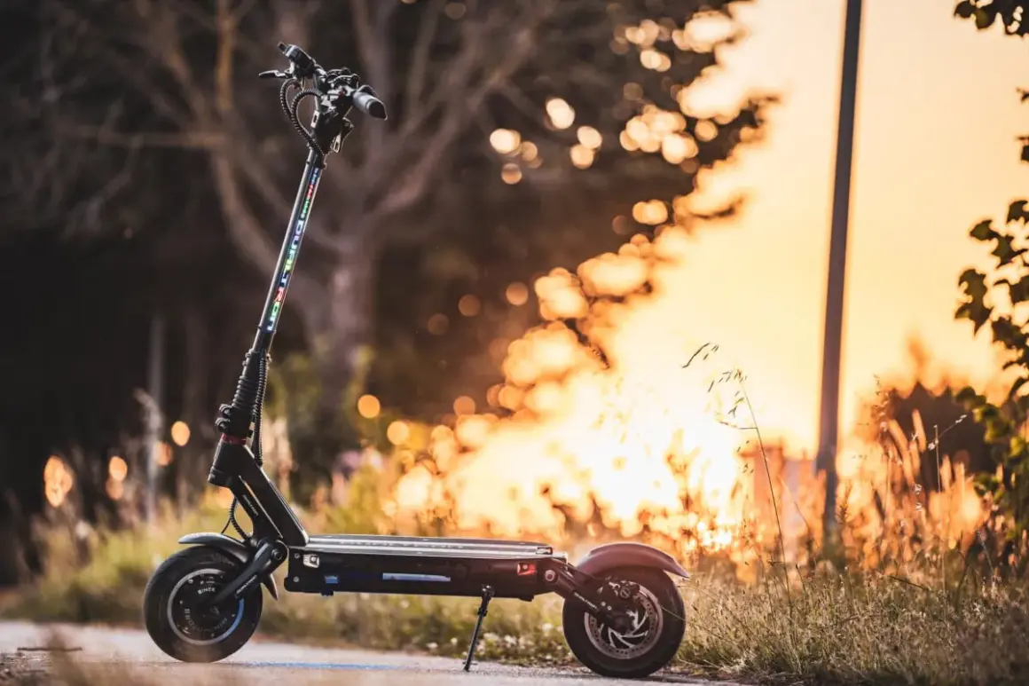 Trottinette électrique Dualtron Victor Luxury, prête pour une balade au coucher du soleil.