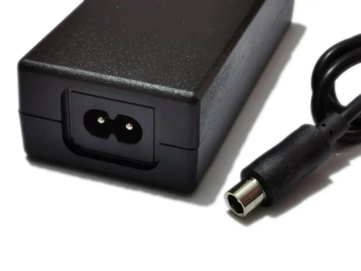 Chargeur Xiaomi Essential noir, avec prise secteur et connecteur de sortie.