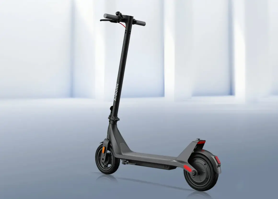 Trottinette électrique Xiaomi Pro, grise, avec guidon noir et logo blanc. Idéale pour vos déplacements urbains.