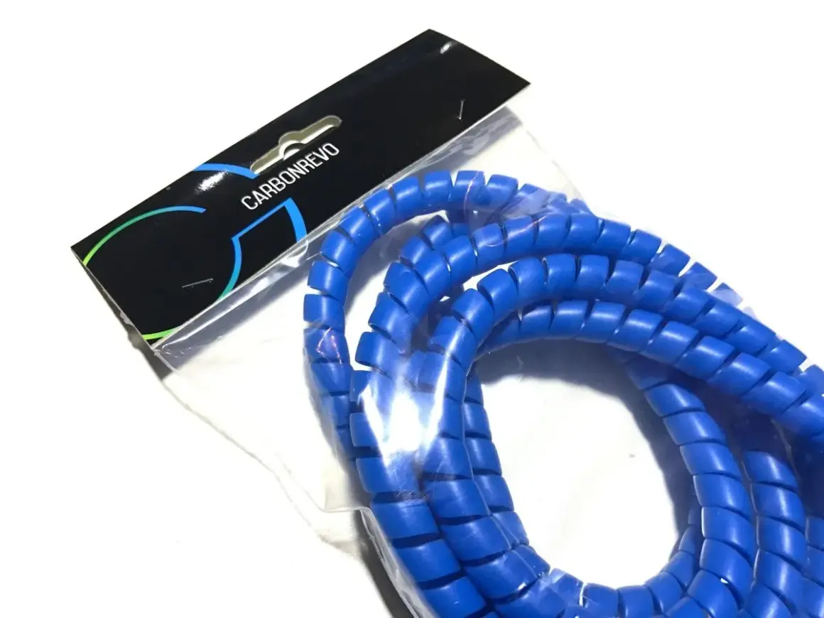 Protèges câbles bleus en spirale, emballés pour une organisation optimale.
