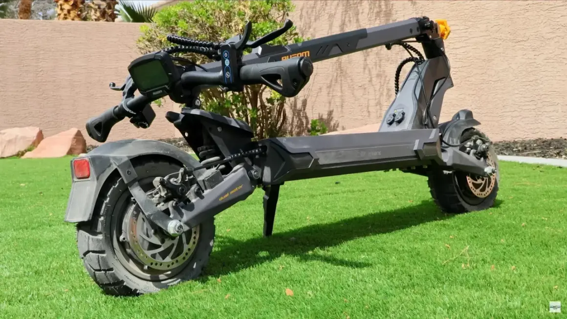 La **première trottinette électrique** de ce modèle, avec son design robuste et ses pneus tout-terrain, est prête pour l'aventure sur l'herbe synthétique.