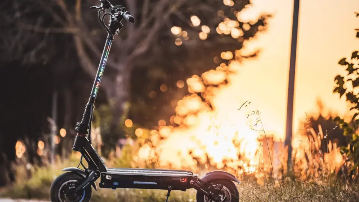 Trottinette électrique Dualtron, prête pour une balade victorienne au coucher du soleil.