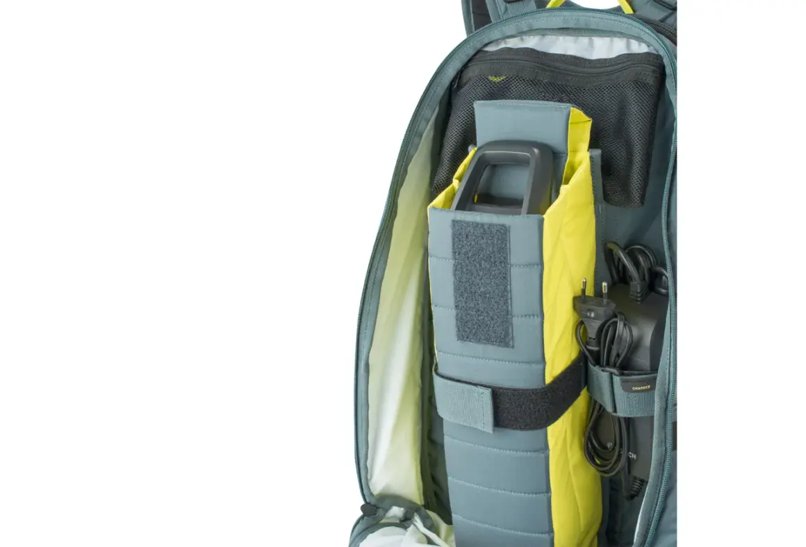Sac de transport pour batterie vélo électrique, avec compartiments rembourrés pour la batterie et le chargeur.