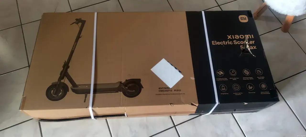 Le carton de la trottinette &eacute;lectrique Xiaomi 5 Max, pr&ecirc;t &agrave; &ecirc;tre d&eacute;ball&eacute; pour de nouvelles aventures urbaines.