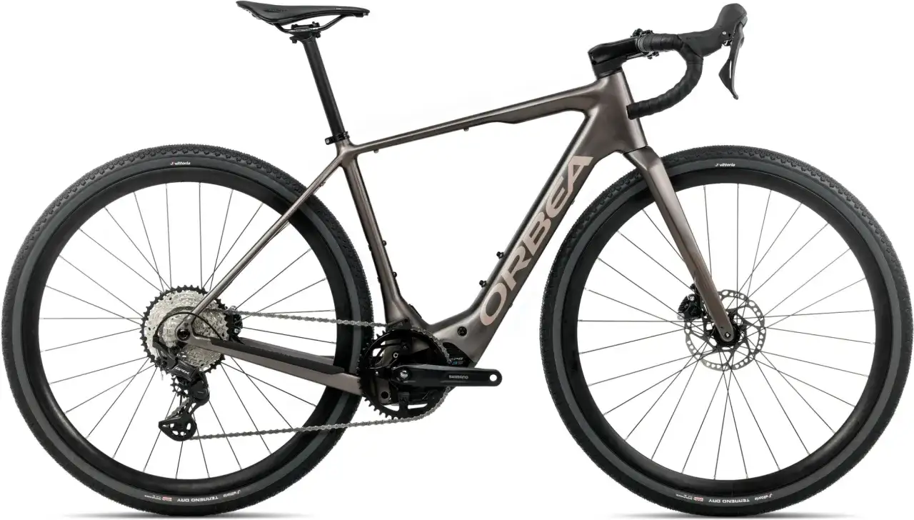 Gravel bike Orbea, un v&eacute;lo &eacute;lectrique carbone aux lignes &eacute;pur&eacute;es, pr&ecirc;t pour l'aventure.