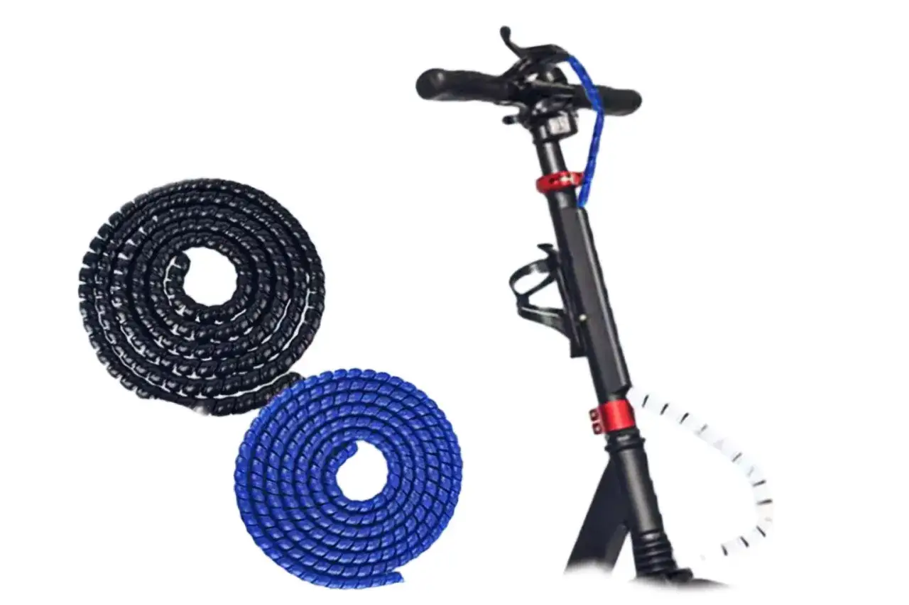 Prot&egrave;ges c&acirc;bles noirs et bleus enroul&eacute;s, et un scooter avec des prot&egrave;ges c&acirc;bles blancs sur la colonne de direction.