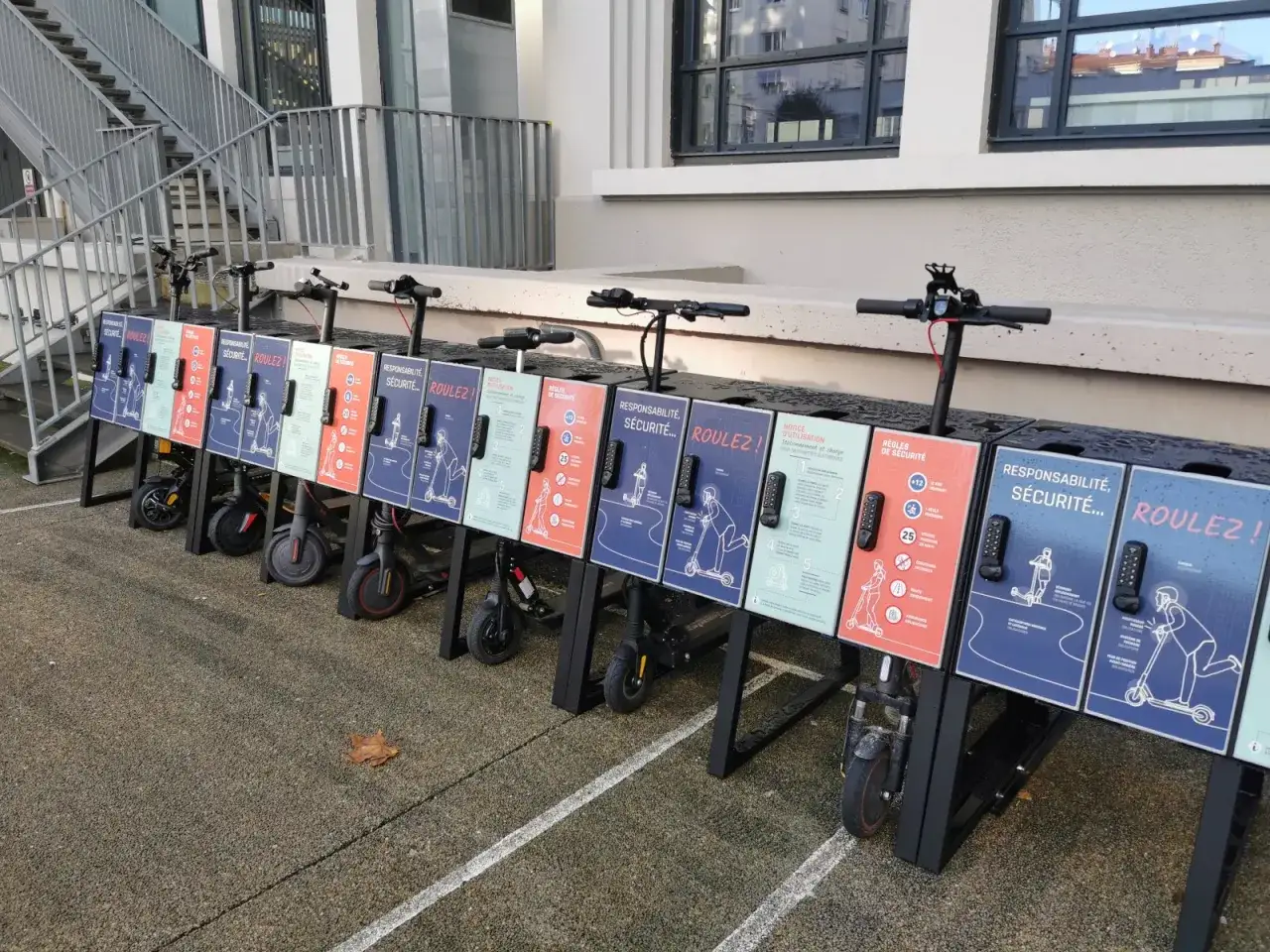 Station de trottinettes électriques avec des panneaux d'information sur la sécurité et l'utilisation. Un endroit idéal pour savoir où garer sa trottinette électrique.