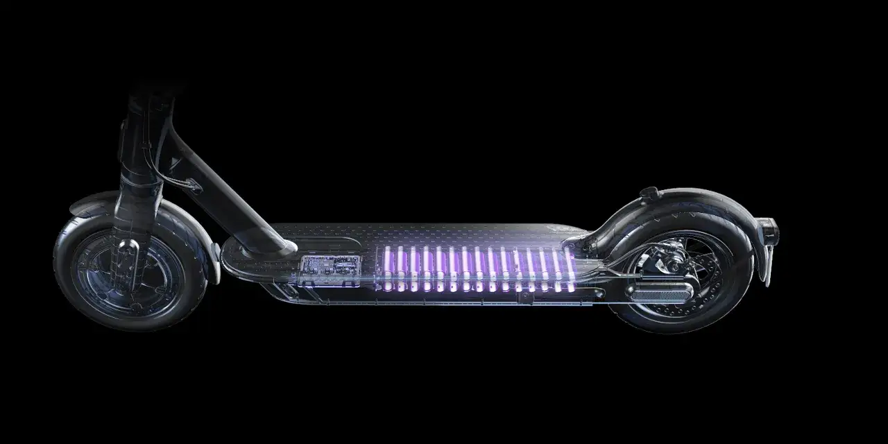 Vue éclatée d'une trottinette Xiaomi Scooter 1S, révélant sa batterie lumineuse et ses composants internes.