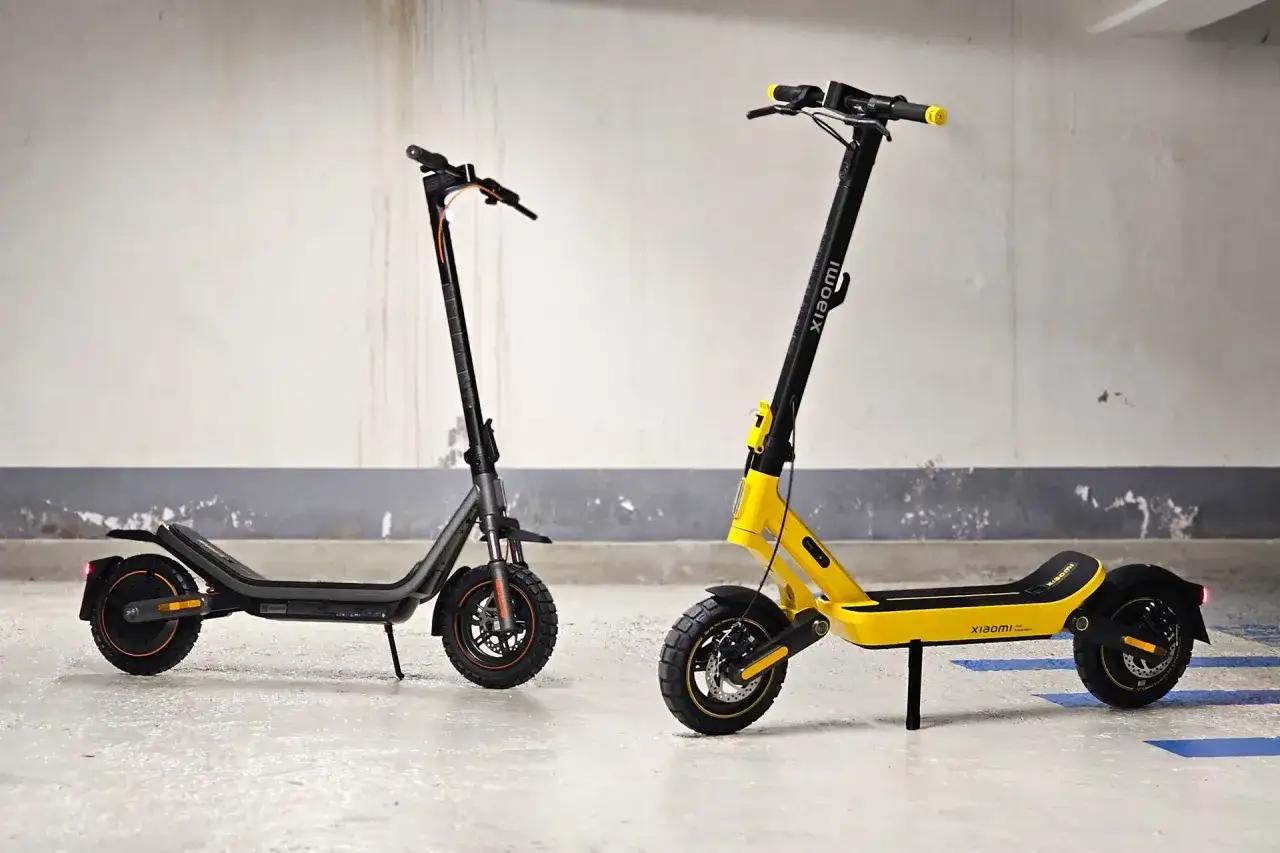 Deux trottinettes Xiaomi, une jaune et une grise, pr&ecirc;tes pour l'aventure. L'autonomie Xiaomi M365 est un atout majeur pour vos d&eacute;placements.