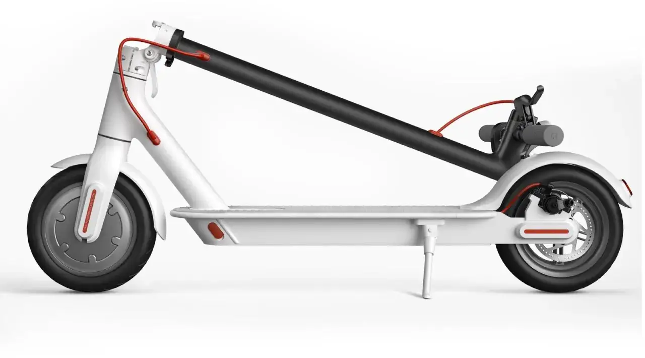 Trottinette électrique Xiaomi M365 blanche et noire, vue latérale. Idéale pour les déplacements urbains.