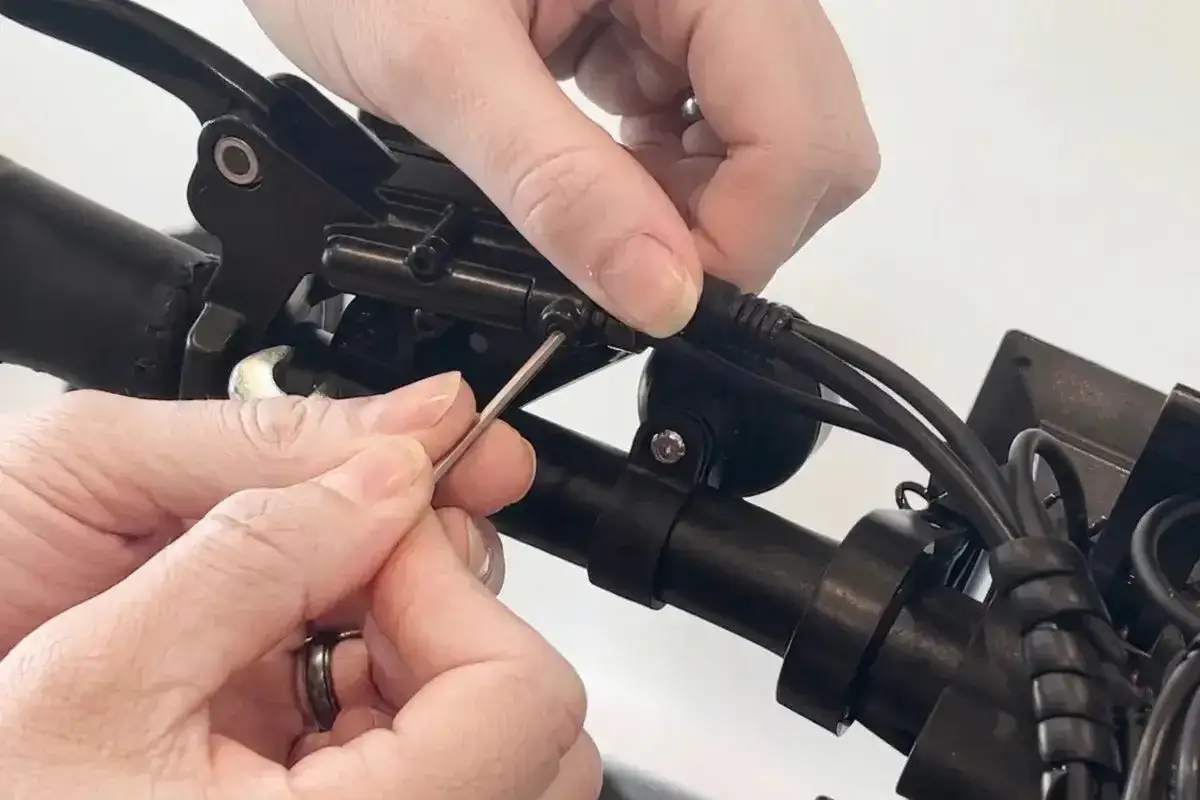 Réglage du capteur de frein de trottinette électrique avec une clé Allen.