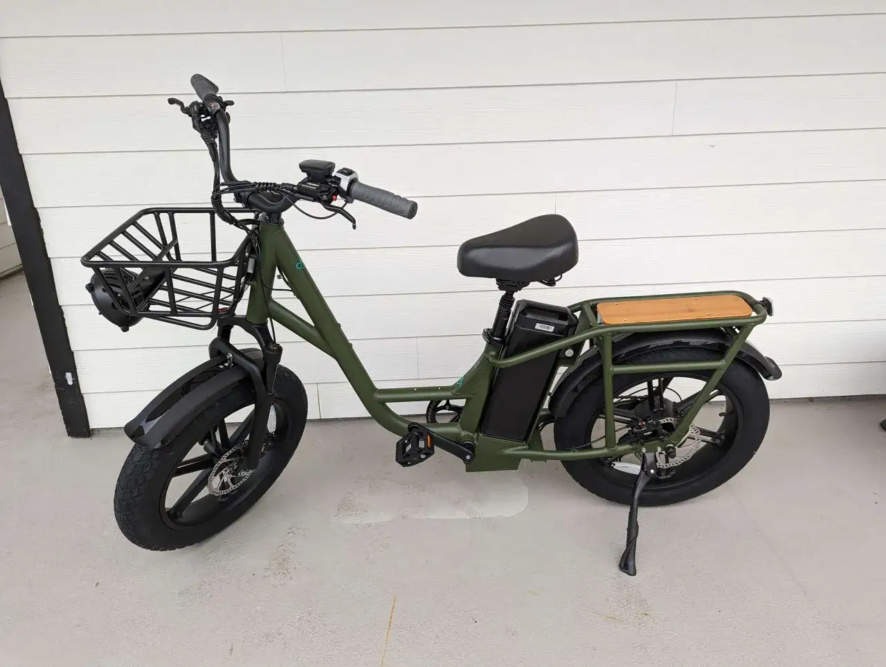V&eacute;lo &eacute;lectrique vert Fiido T1 avec panier avant, porte-bagages en bois et pneu large. Pr&ecirc;t pour l'aventure urbaine.