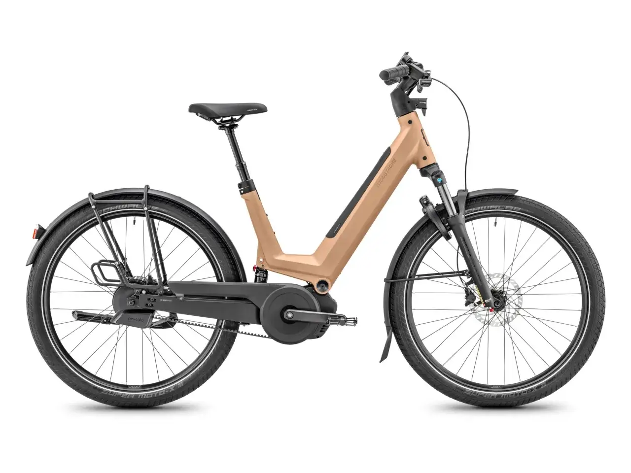 Vélo électrique Moustache couleur sable, avec porte-bagages et garde-boue. Pression pneu vélo électrique Moustache à vérifier pour un confort optimal.